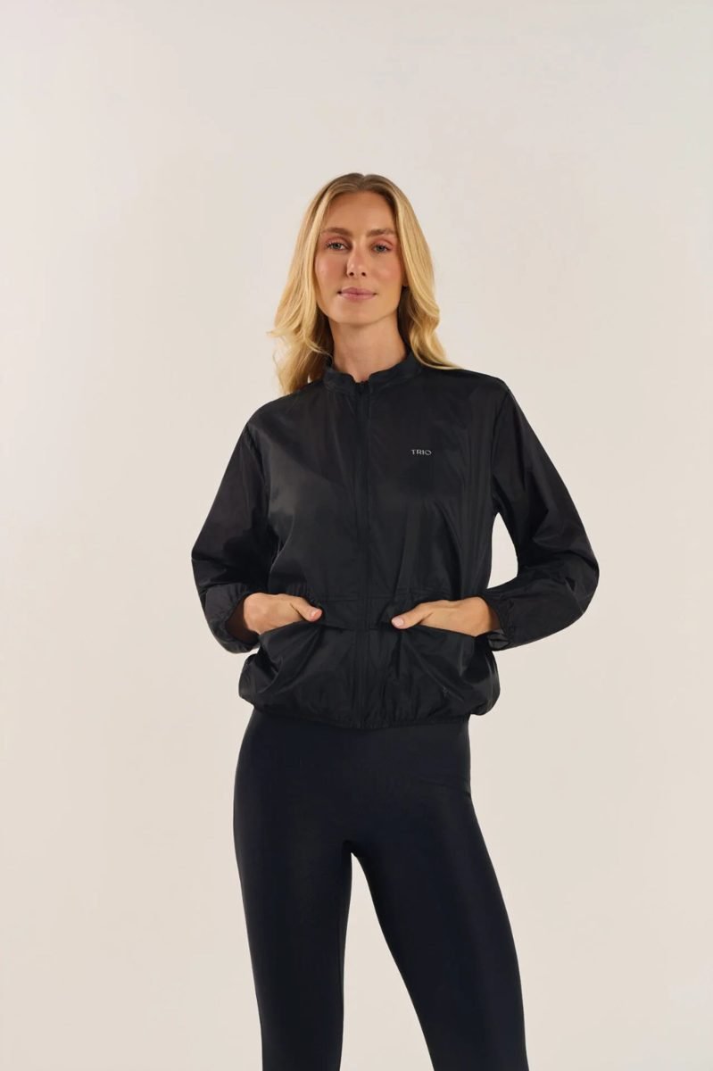 Jaqueta fitness preta com legging