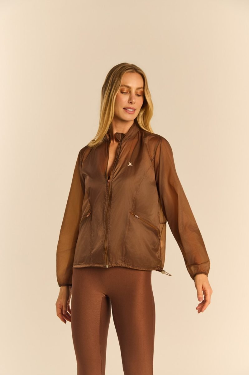 Jaqueta marrom leve com legging