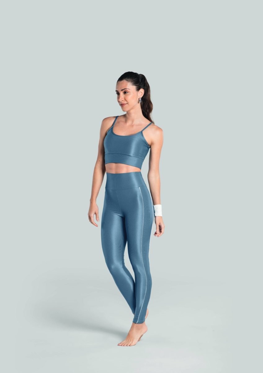 Conjunto fitness azul com acabamento brilhante