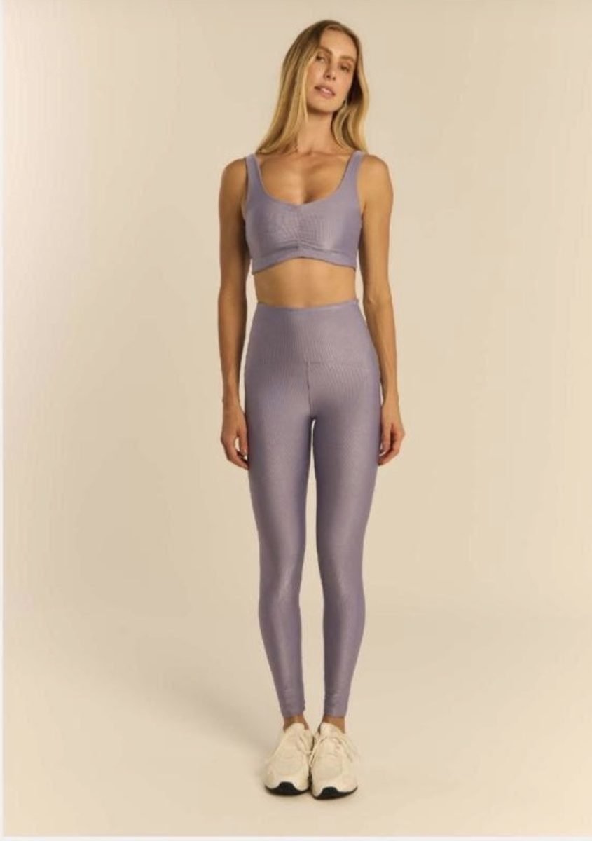 Mulher usando conjunto fitness lilás da coleção Flair Fitwear
