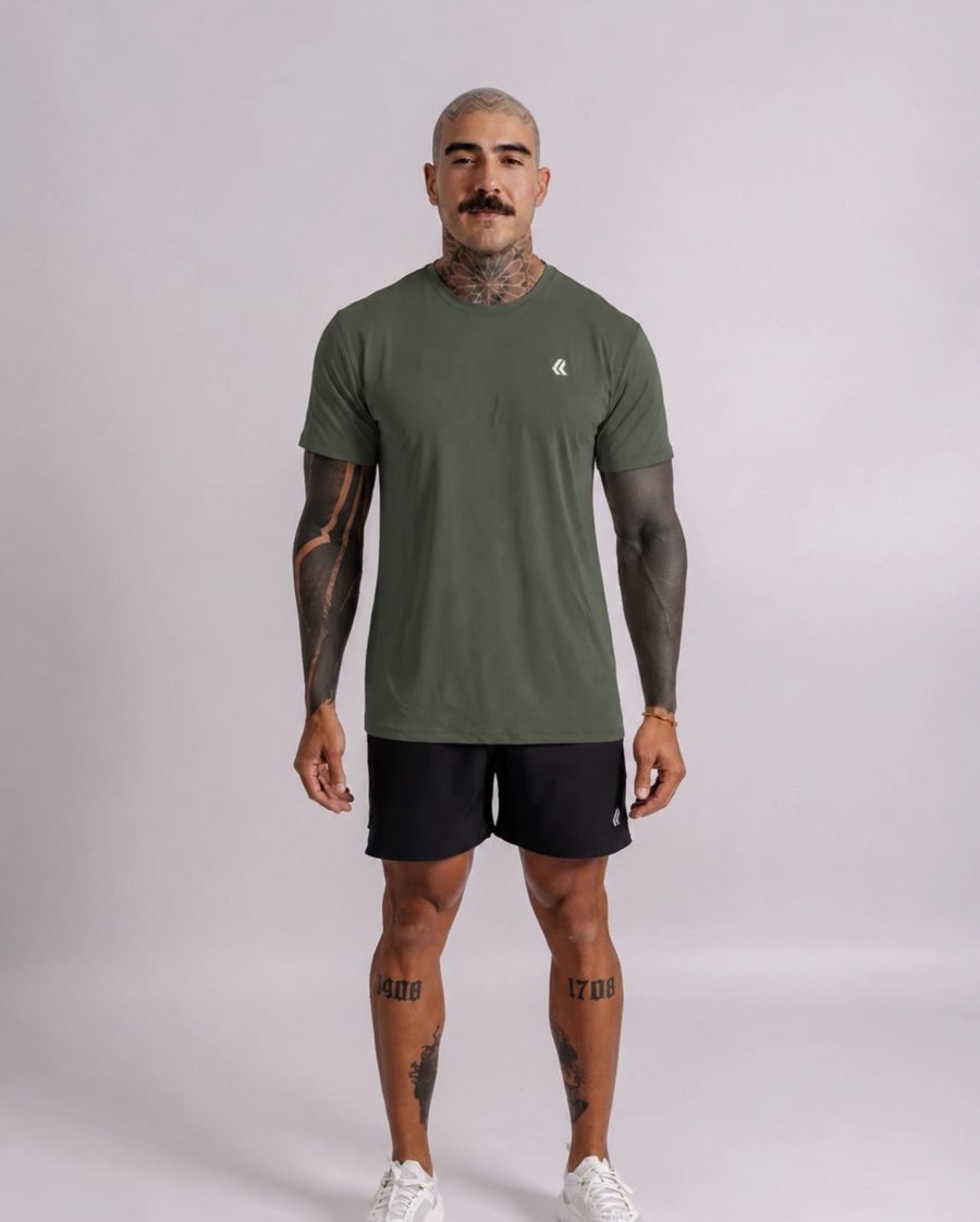 Camiseta verde e bermuda esportiva masculina
