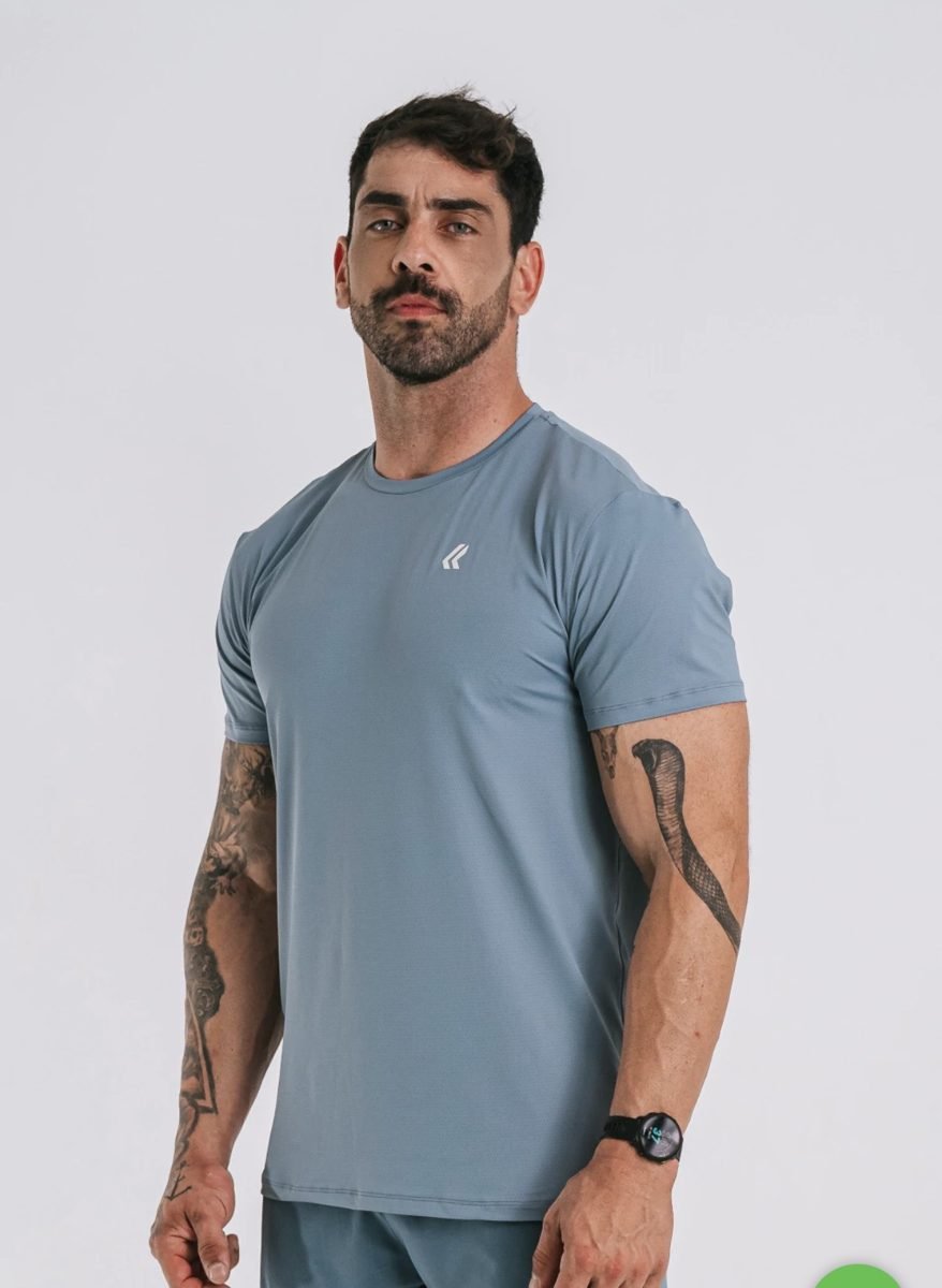 Homem usando camiseta azul esportiva masculina