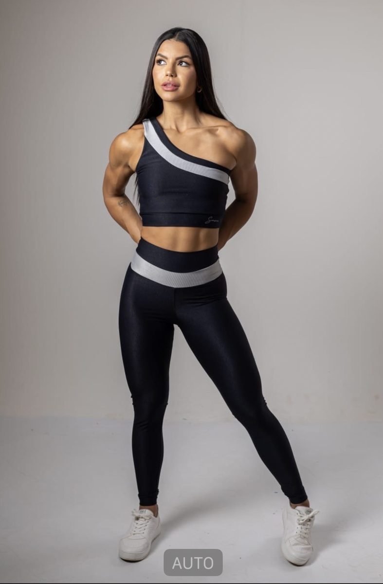 Modelo vestindo top e legging preta com detalhes em cinza